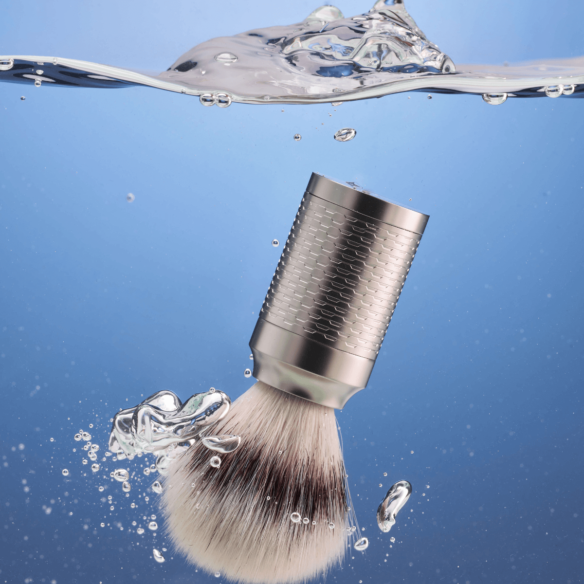 Eksklusiv barberkost i rustfrit stål med bløde børster under vand – holdbar og smuk barberkost til klassisk vådbarbering.