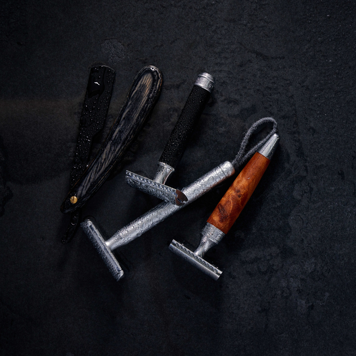 Eksklusive barberknive og de-skrabere i rustfrit stål og træhåndtag – klassisk vådbarberingstilbehør til traditionel barbering