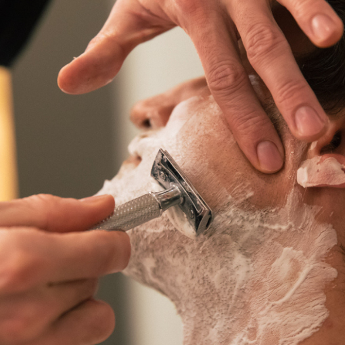 Mand der bliver barberet og ikke får skægpest, kløe og rødme efter barberingen
