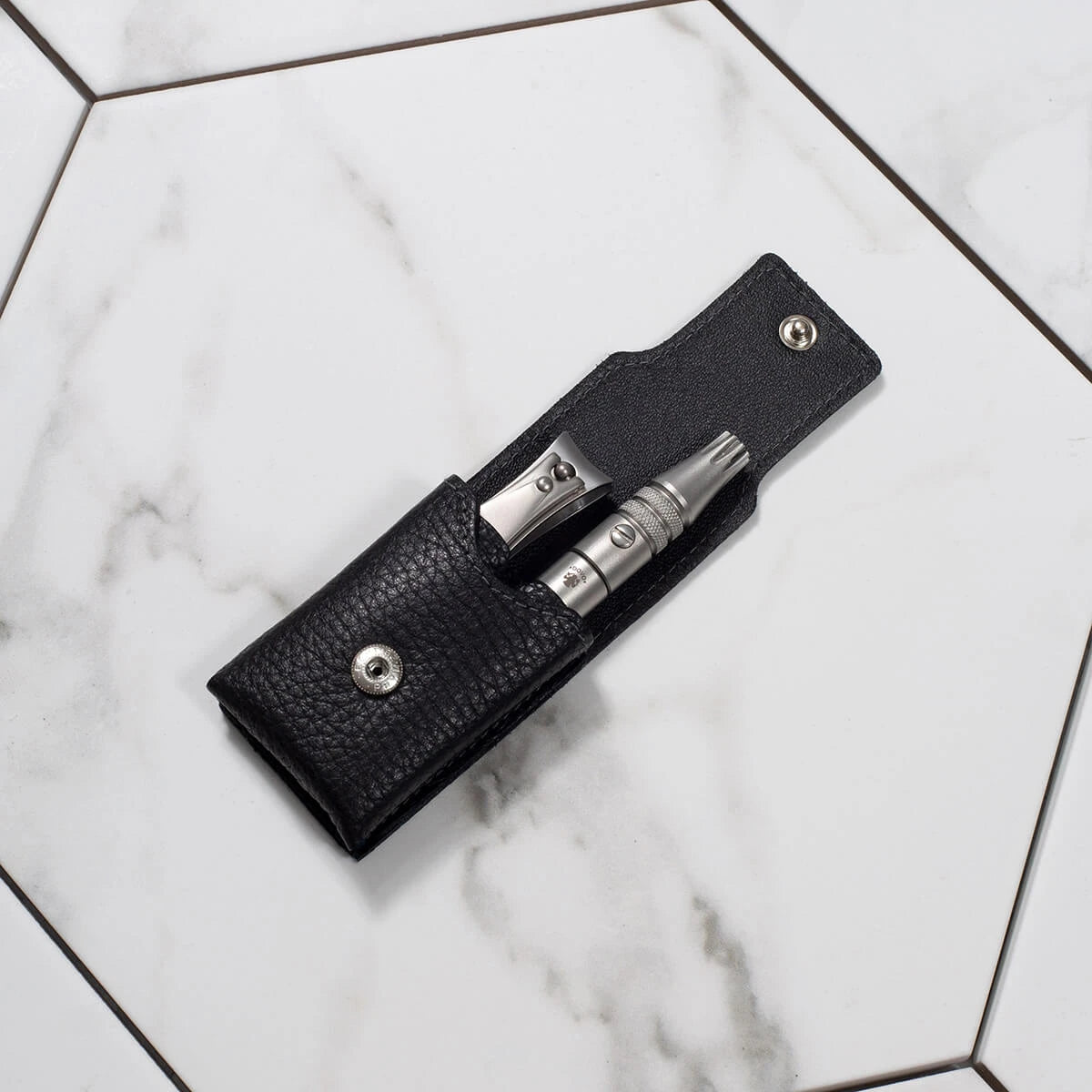 Grooming Set mit Nagelknipser & Schere, Schwarzes Leder