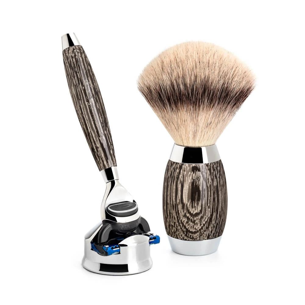 Edition No. 3, Rasierset mit Fusion-Rasierer, Silvertip Fibre® Rasierpinsel und Rasiermesserhalter, Mooseiche & Sterling Silber