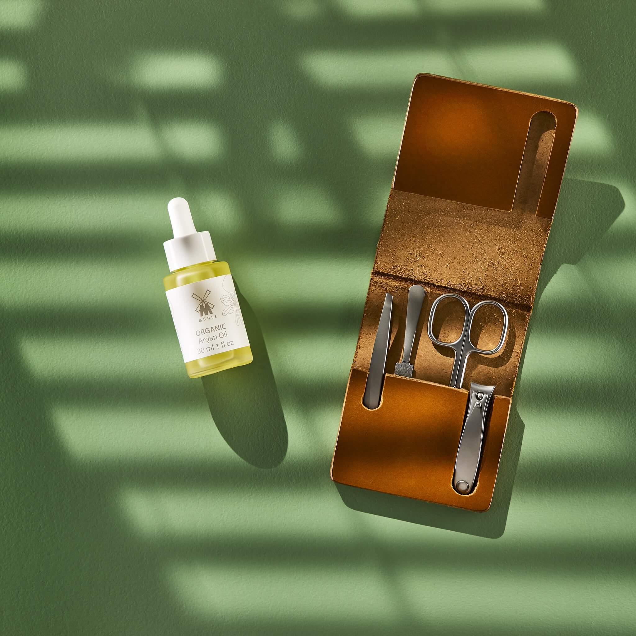 Maniküreset, Leder